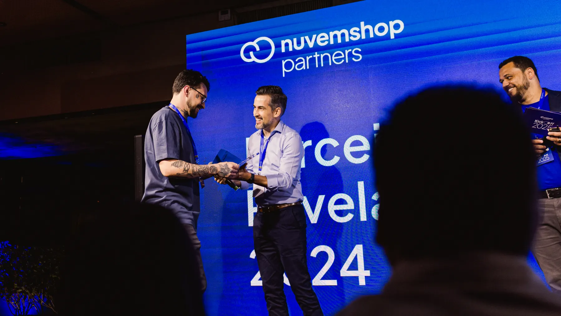 Entrega do prêmio Agência Revelação 2024 no Kickoff Nuvemshop Partners